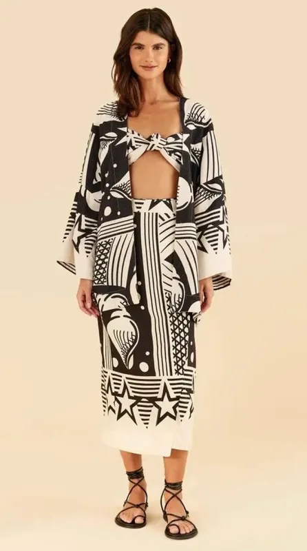 Kimono farm black and white