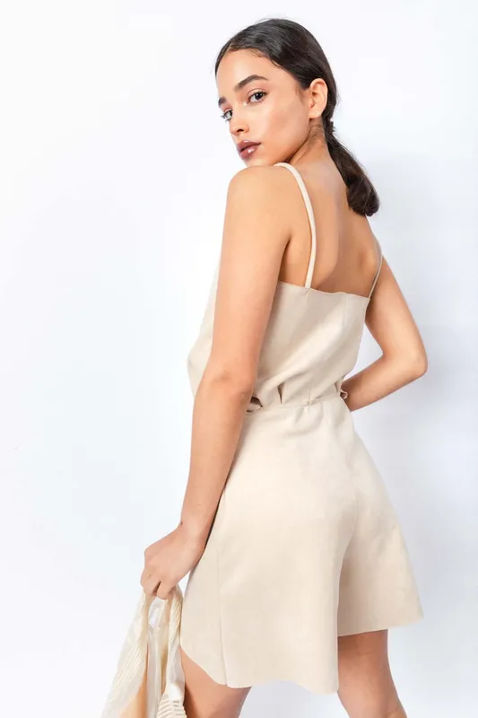 top conjunto gamuza beige, escote en v