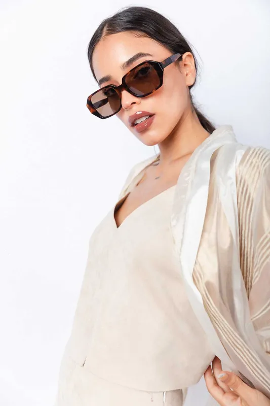 top conjunto gamuza beige, escote en v