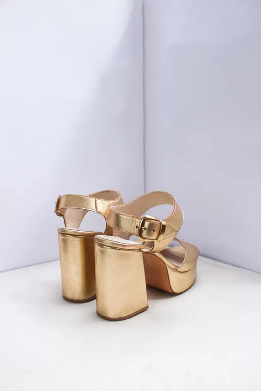 Sandalias Salvador doradas talle 36