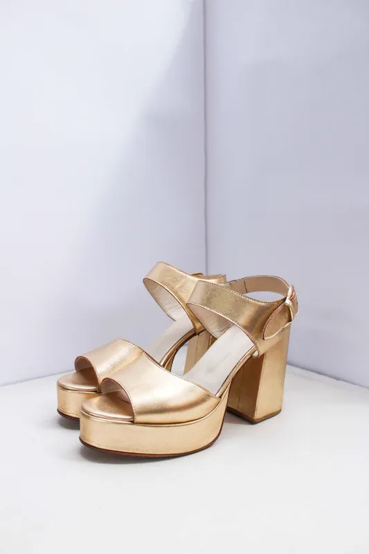 Sandalias Salvador doradas talle 36