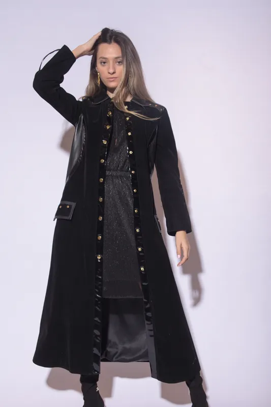 tapado largo cuero negro tachas y botones dorados  FF sample