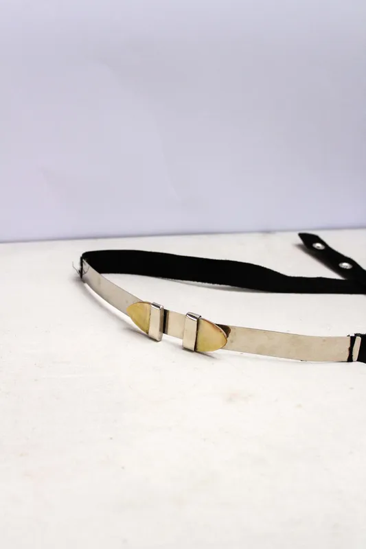 cinturon Agnes fino cuero negro metal plateado y nacar