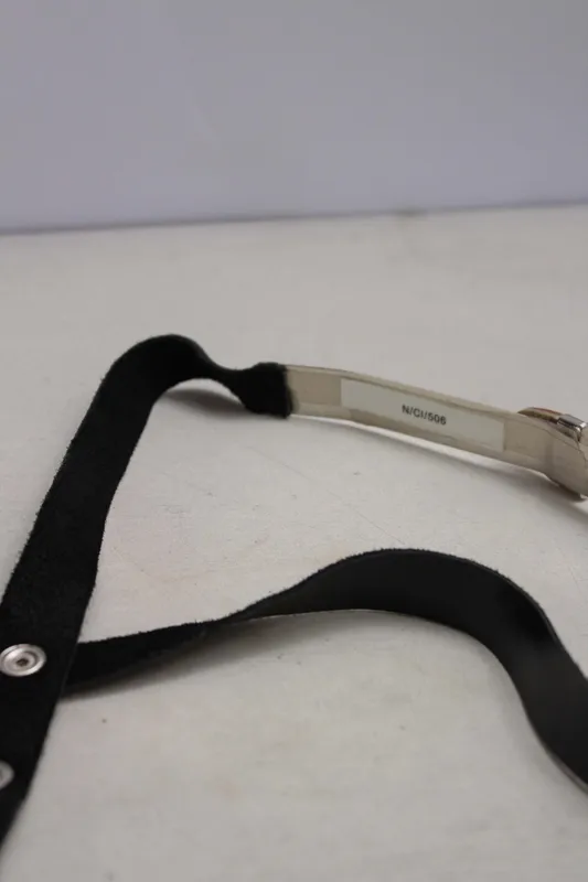 cinturon Agnes fino cuero negro metal plateado y nacar