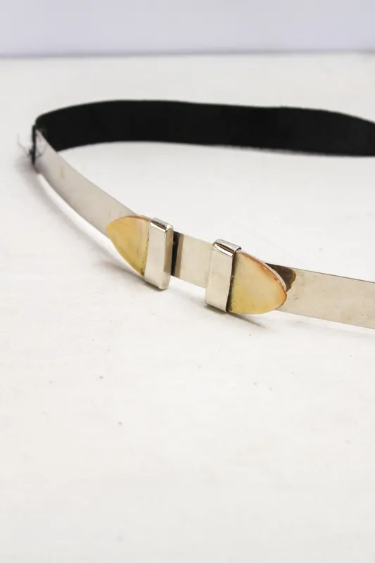 cinturon Agnes fino cuero negro metal plateado y nacar