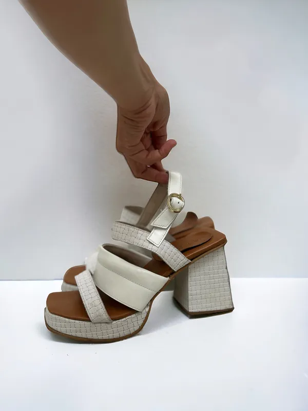 Sandalias caro criado blancas 38