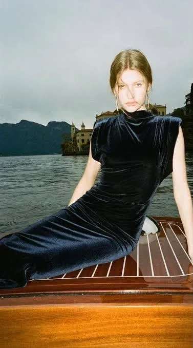 Vestido Terciopelo Azul con Cuello 