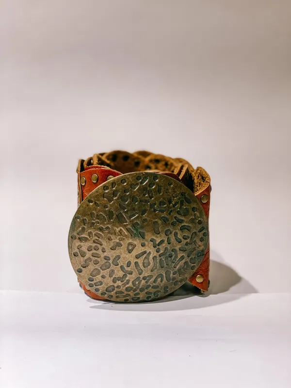 Cinto marrón con hebilla redonda y tachas