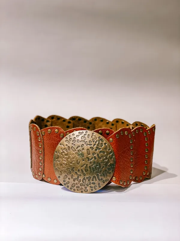 Cinto marrón con hebilla redonda y tachas