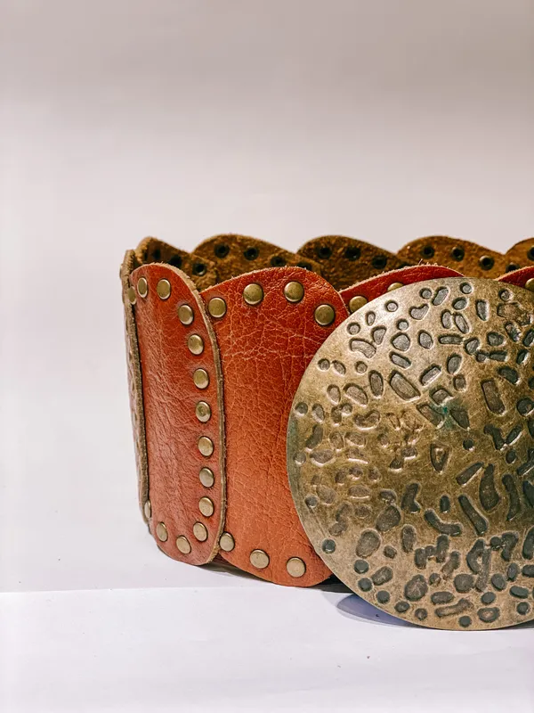 Cinto marrón con hebilla redonda y tachas