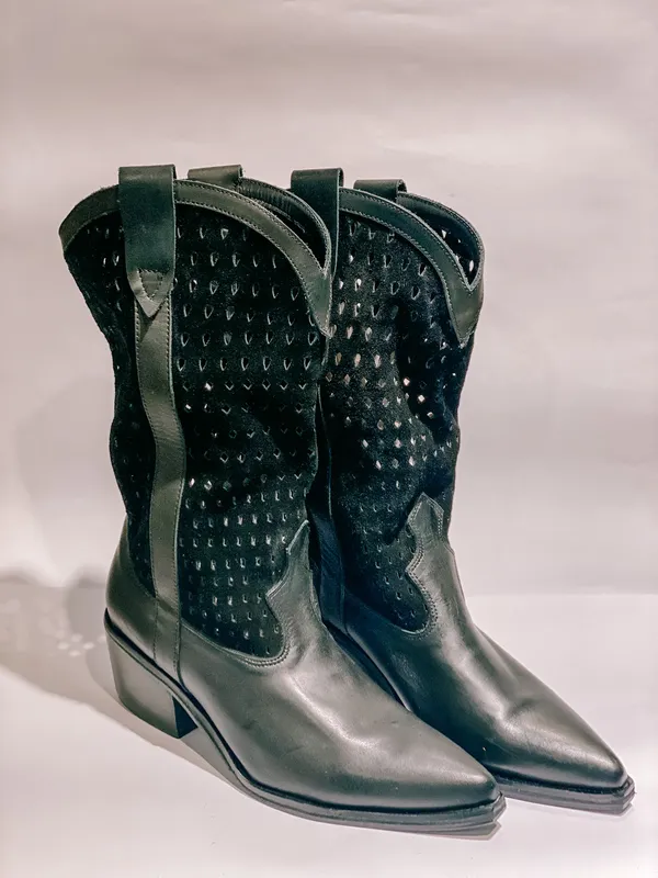 BOTAS TEJANAS NEGRAS DE GAMUZA CALADAS