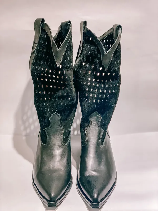 BOTAS TEJANAS NEGRAS DE GAMUZA CALADAS