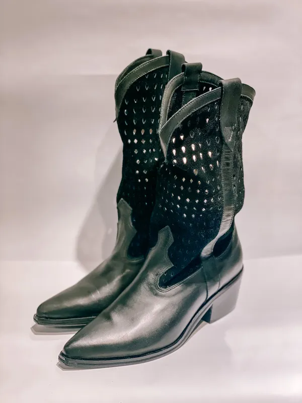 BOTAS TEJANAS NEGRAS DE GAMUZA CALADAS