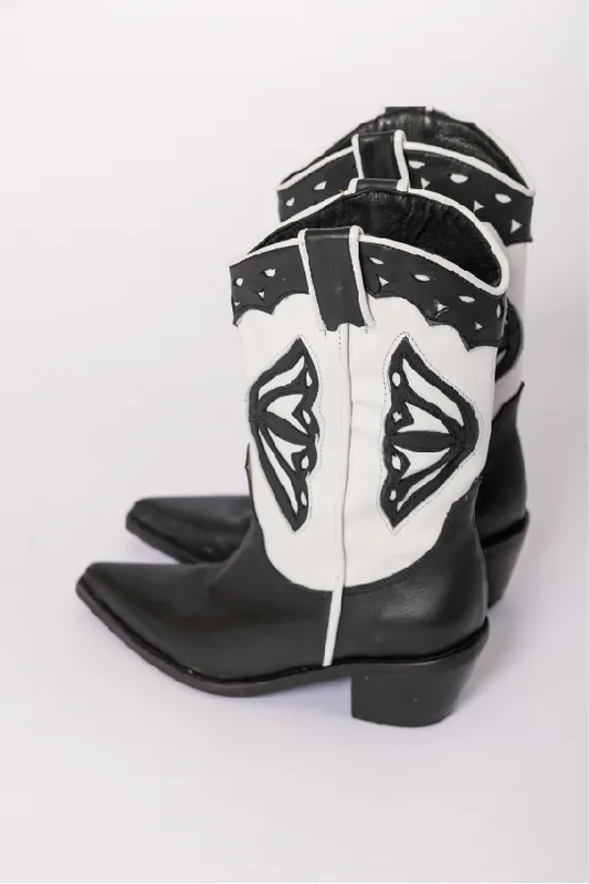 Botas tejanas blancas y negras con textura de cuero