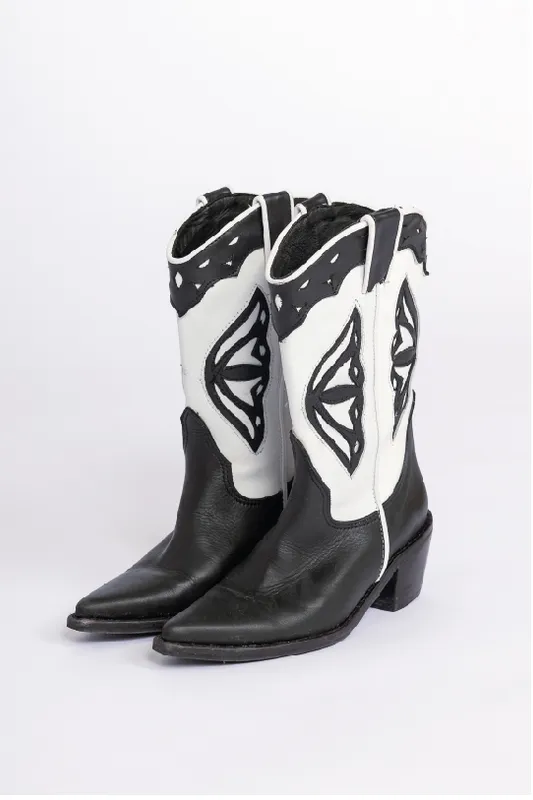 Botas tejanas blancas y negras con textura de cuero