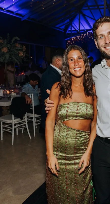 Agnes Strapless cut verde y bordeaux