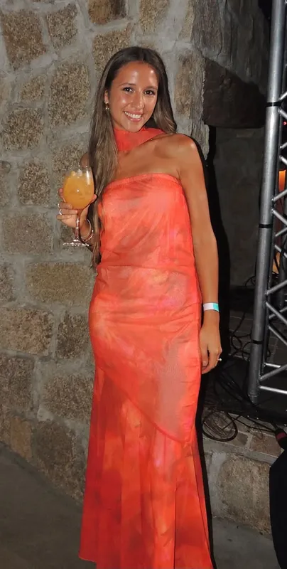 Vestido strapless naranja rojo estampa c/ corbatin