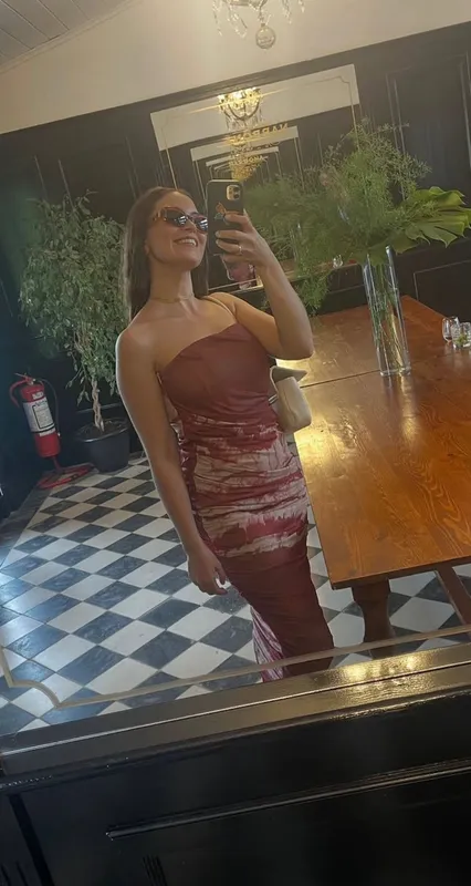 Vestido strapless batik colorado frunces