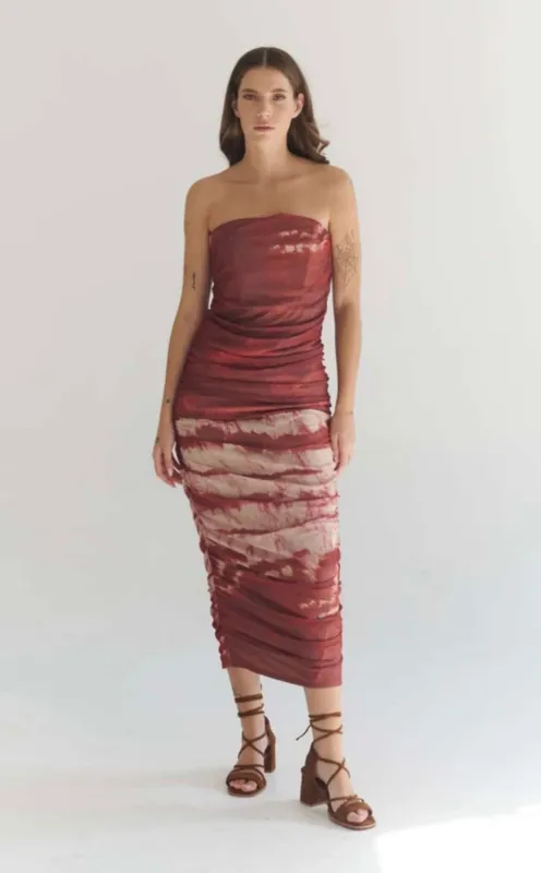 Vestido strapless batik colorado frunces