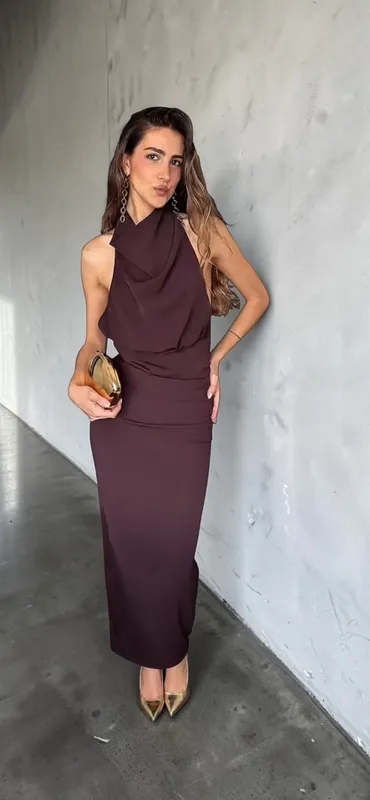 Vestido marrón con cuello alto