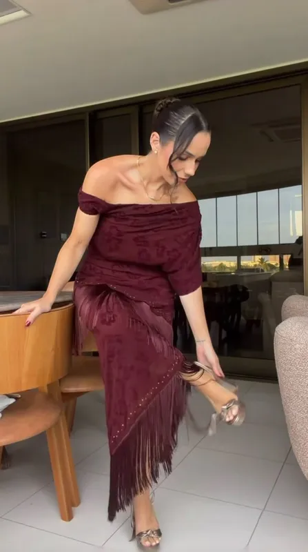 Vestido zara bordeaux con flecos, una manga