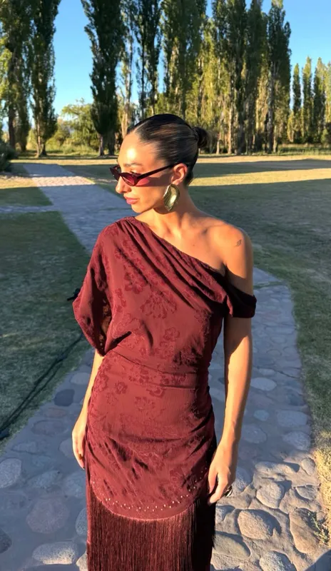 Vestido zara bordeaux con flecos, una manga