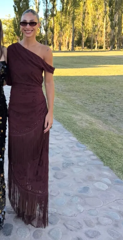 Vestido zara bordeaux con flecos, una manga