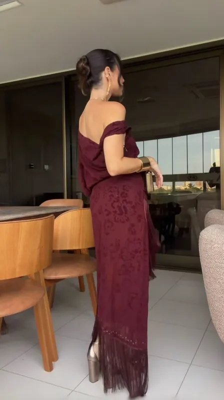 Vestido zara bordeaux con flecos, una manga