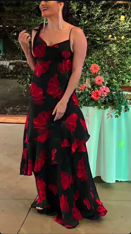 Vestido floreado rojo y negro