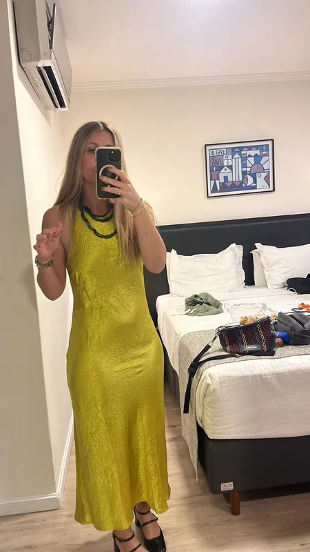 Vestido saten verde lima