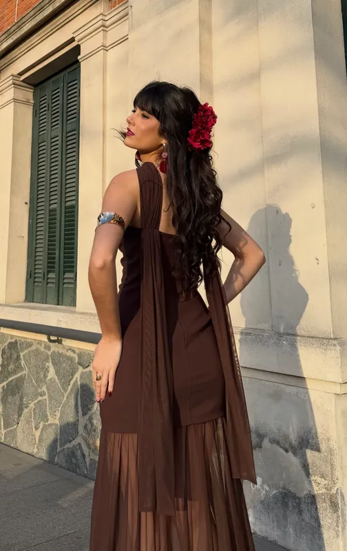 Vestido strapless marron choker y transparencia