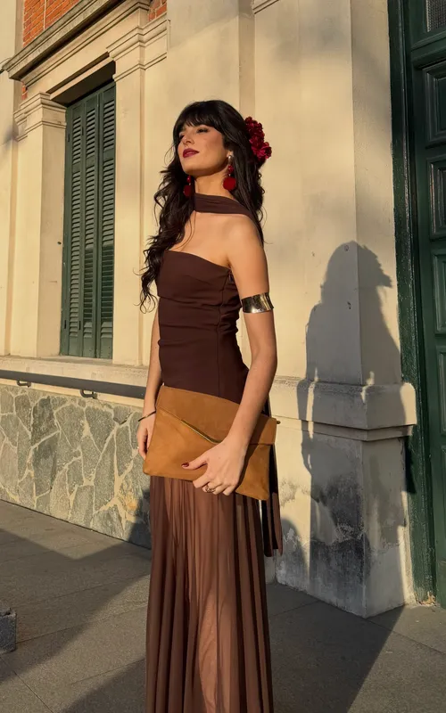 Vestido strapless marron choker y transparencia