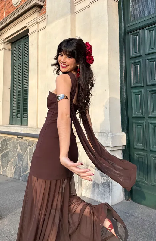 Vestido strapless marron choker y transparencia