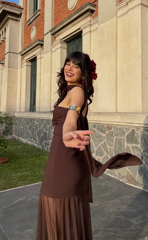 Vestido strapless marron choker y transparencia