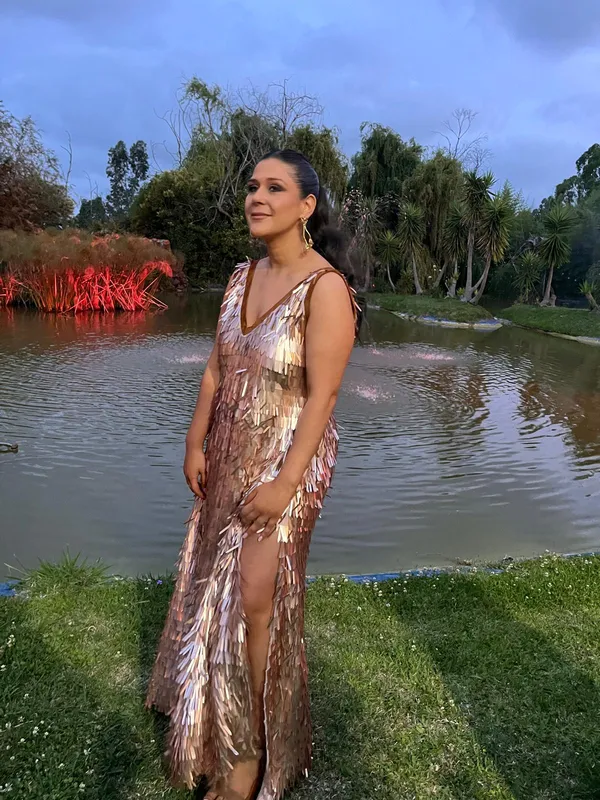 Vestido azu lentejuelas rosa nude, escote v de cuero