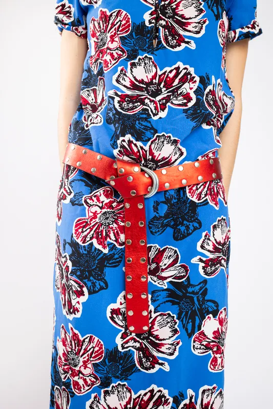 cinturón cuero rojo y tachas