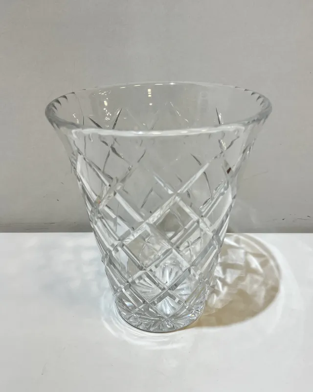 Florero de cristal tallado