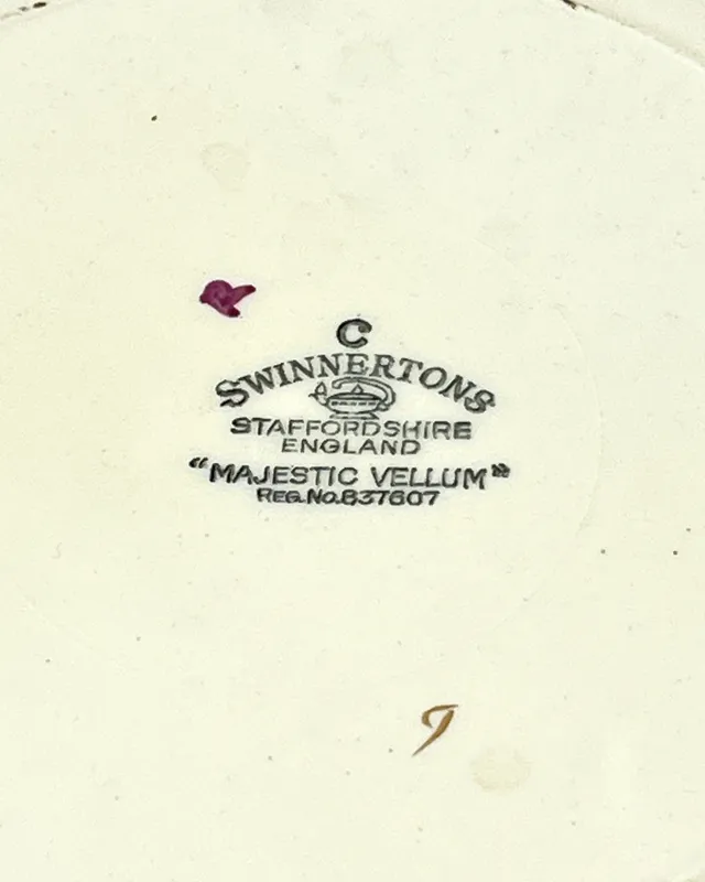 Plato inglés con escena galante