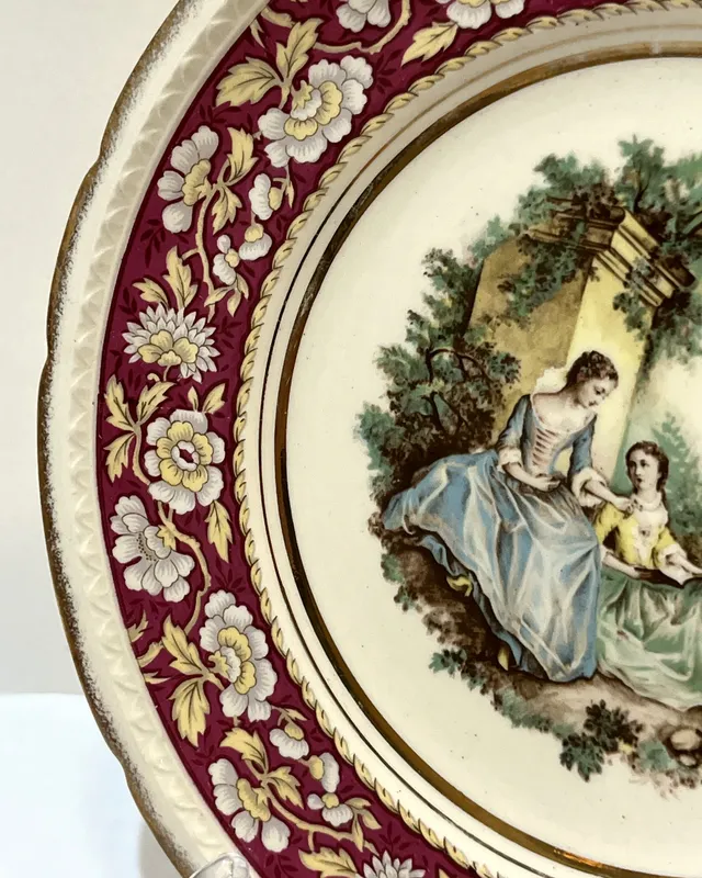 Plato inglés con escena galante