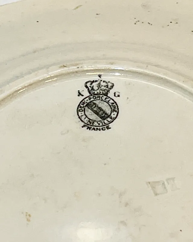 Plato loza francesa con escena