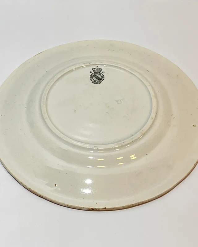 Plato loza francesa con escena