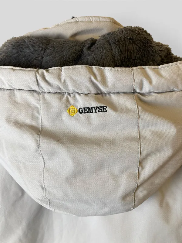 Campera gris de nieve gemyse