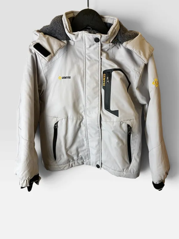 Campera gris de nieve gemyse