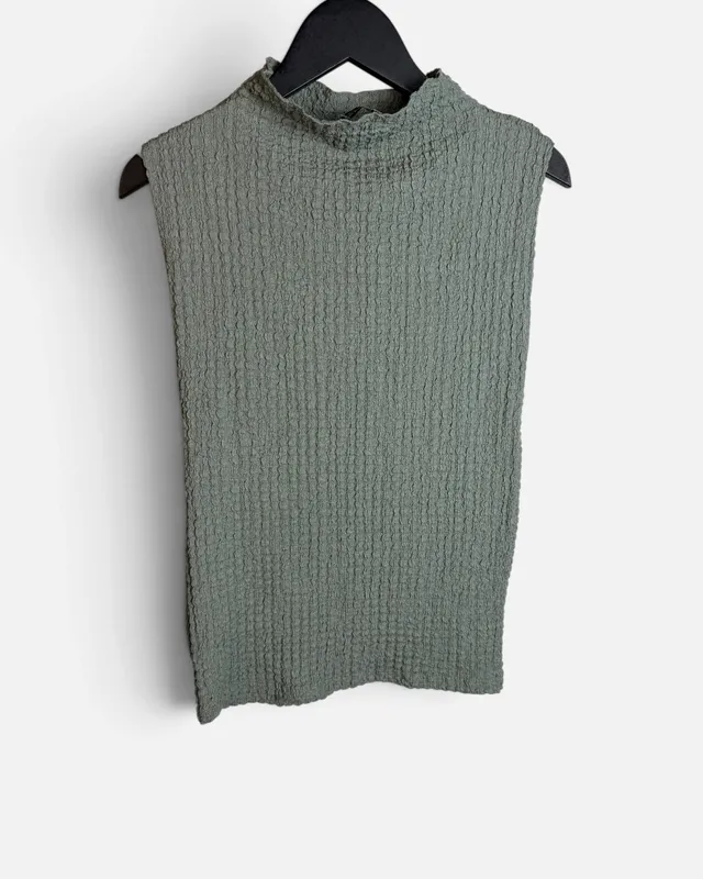 Musculosa verde texturada zara