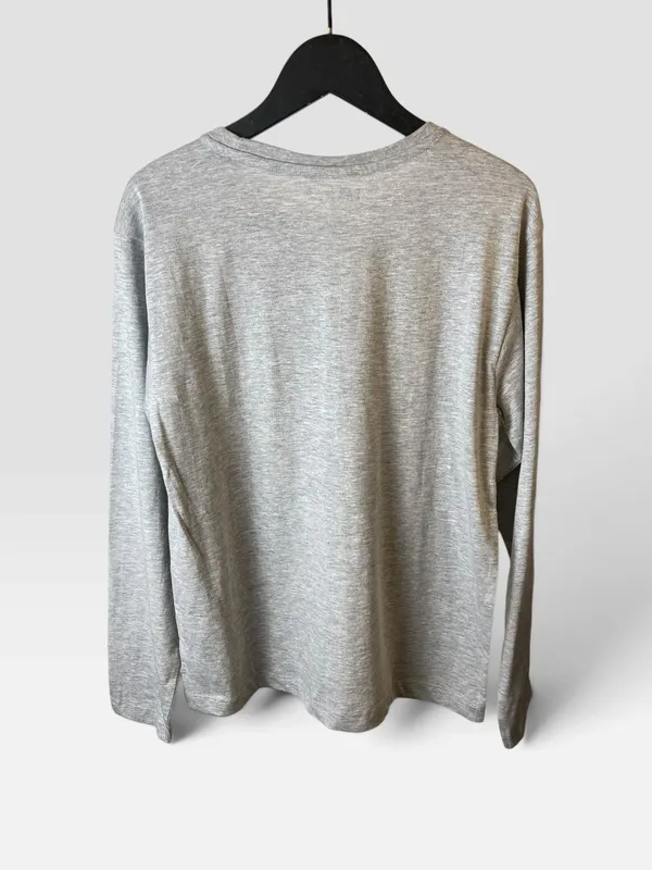 Remera gris estampada bas