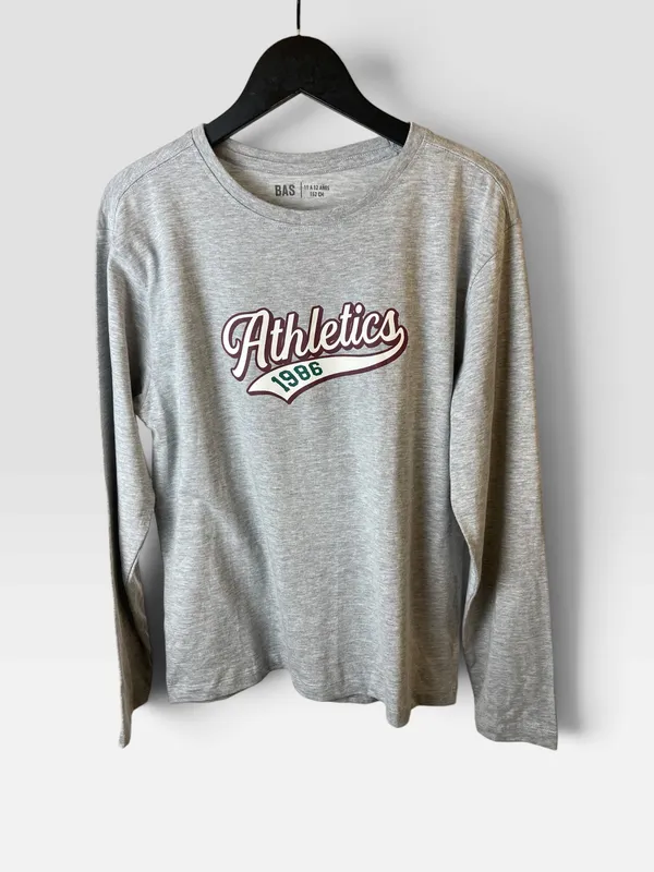 Remera gris estampada bas