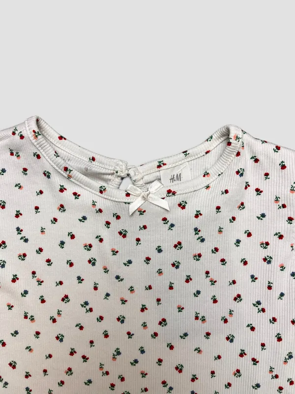 Remera blanca c/florcitas h&m