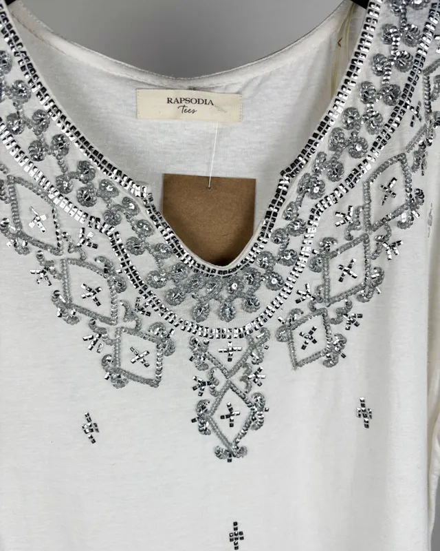 Remera bordada rapsodia