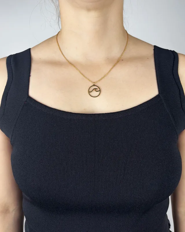 Collar dorado con dije ola