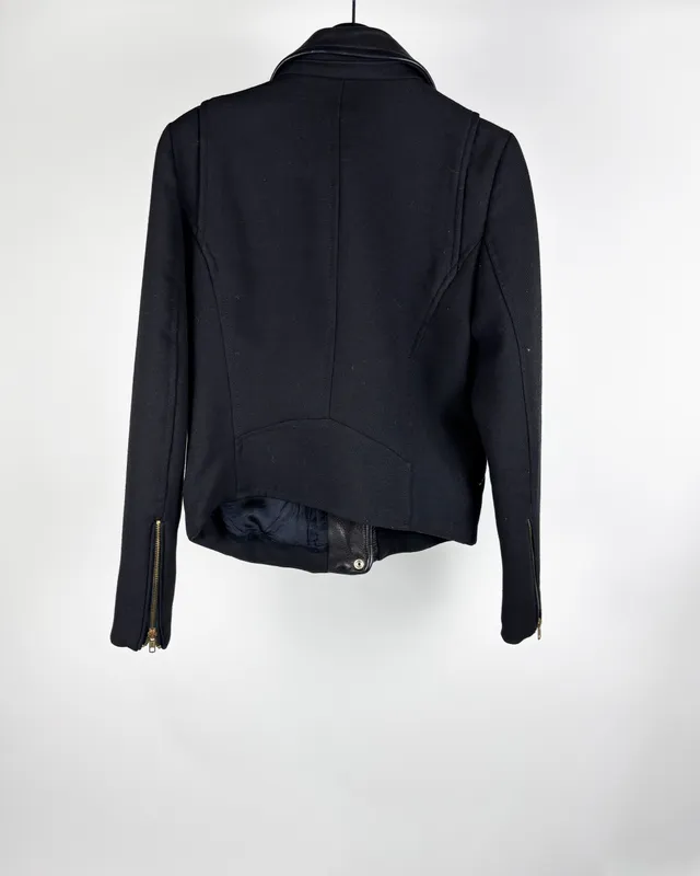 Campera negra con cuero zara